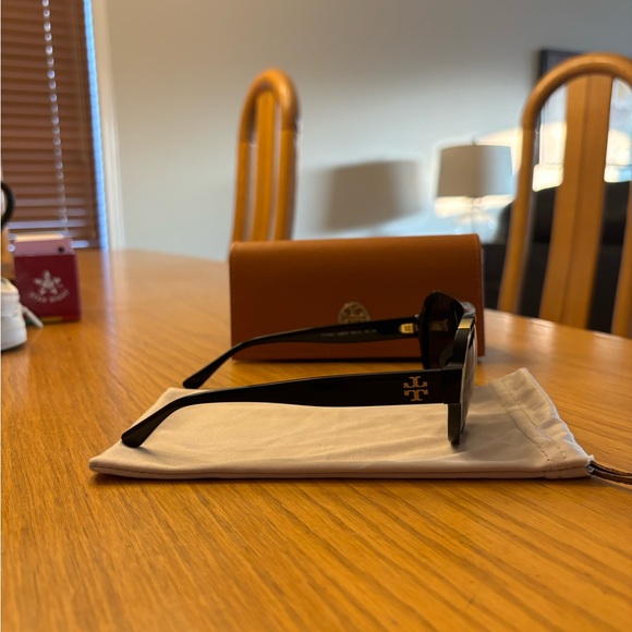 Tory burch all black sunglasses - Picture 2 of 5
